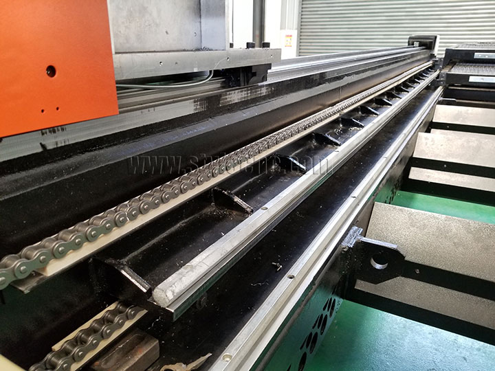 采用鏈條傳動的自動交換托盤