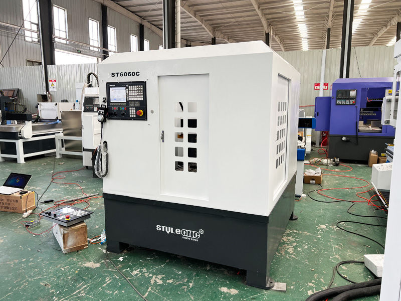 帶自動換刀裝置的 CNC 成型機(jī)