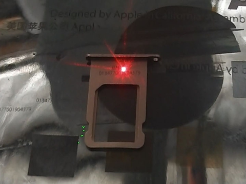 光纖激光雕刻機用于 iPhone 6s SIM 卡托上的 IMEI 標記