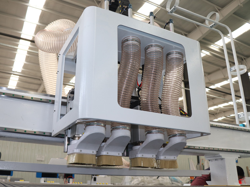 出售工業自動換刀數控雕刻機配備4個主軸