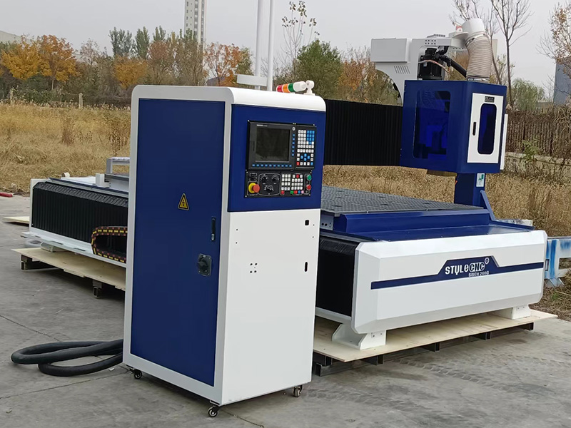 4x8 帶換刀裝置的自動換刀數(shù)控木雕機(jī)