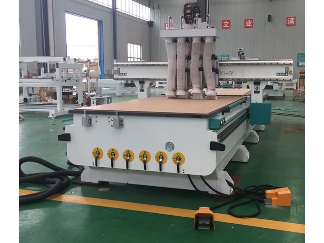 卡塔爾家具制造數(shù)控四主軸雕刻機