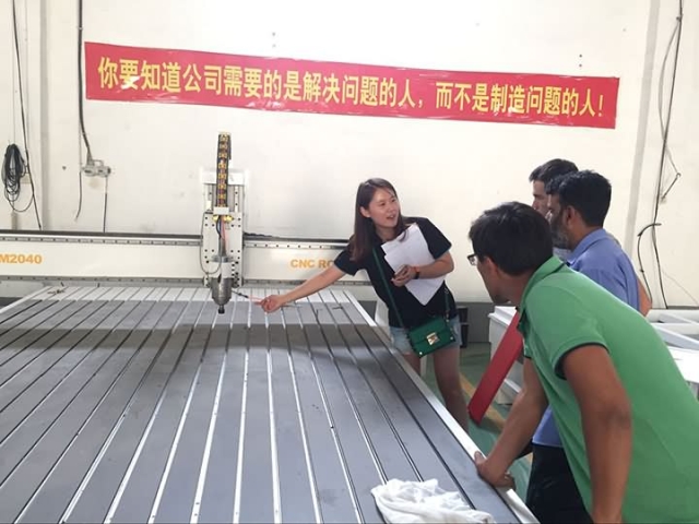 土庫曼斯坦客戶驗收2040自動換刀數(shù)控雕刻機