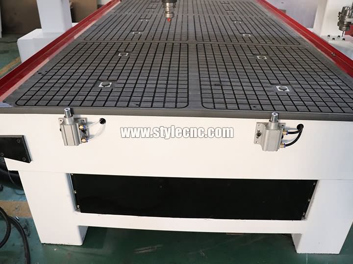 旋轉式自動換刀CNC加工中心的氣缸位置