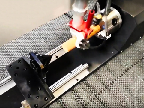 如何使用激光雕刻切割機的旋轉附件？