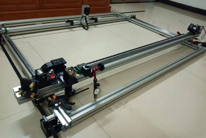 將正時(shí)皮帶穿入兩側(cè)