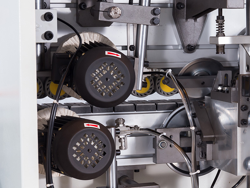 使用封邊機進(jìn)行噴霧清潔和拋光 使用封邊機進(jìn)行噴霧清潔和拋光