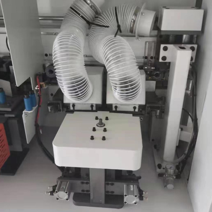 使用封邊機進(jìn)行預(yù)銑削 使用封邊機進(jìn)行預(yù)銑削