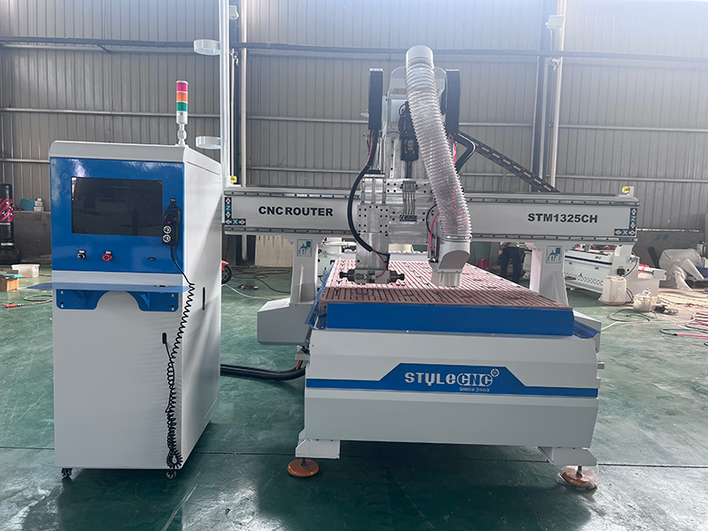 4x8 木工數控雕刻機工作臺 1325 帶線性自動換刀裝置 4x8 木工數控雕刻機工作臺 1325 帶線性自動換刀裝置